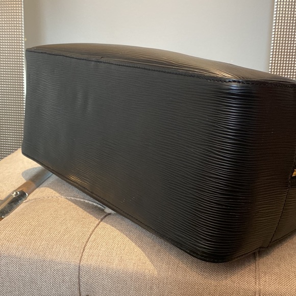 Louis Vuitton Deauville Epi Black Leather - Picture 8 of 13